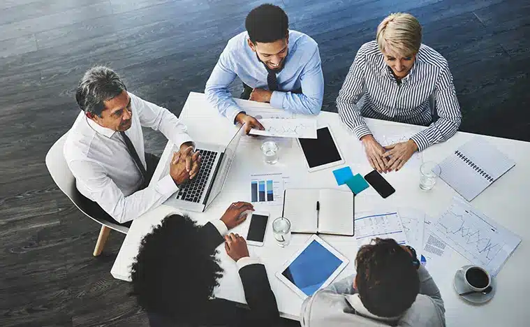 Verify Everything Discussion, meeting and graph for people, online and top view of team.